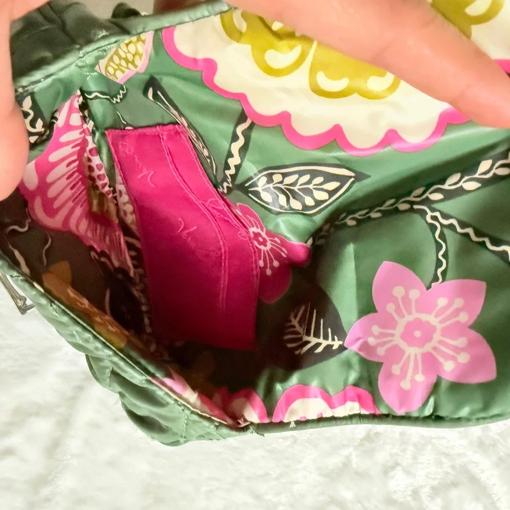 Vera Bradley Sage Green‎ Quilted Nylon Turn Lock Wristlet Floral Interior Bag
